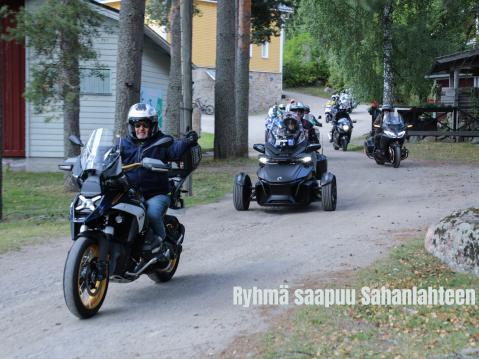 Ryhmä saapuu Sahanlahteen.