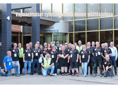 Vapaaehtoiset ryhmäkuvassa.