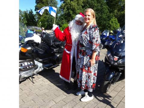 Joulupukki ja tapahtuman suojelija Kirsi Vainio.