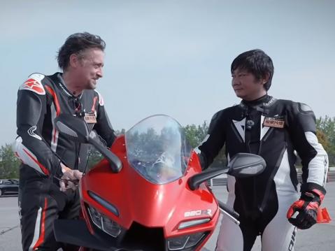 Vasemmalla Hammond, oikealla ZXMoton perustaja Zhang Hue.