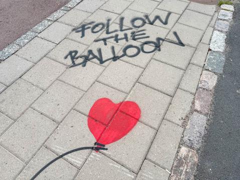 Aurajoen rannalla on 'banksymaisia' 'Follow the balloon' -opasteita.