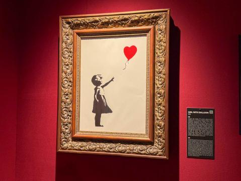 Ensimmäinen ikoninen Girl wiht Balloon -muraali ilmestyi Waterloon sillan portaikkoon Thamesin etelärannalla vuonna 2002. Myöhemmin Banksy julkaisi aiheen uudestaan silkkipainovedoksina.