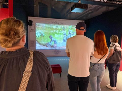 Näyttelyssä on videoita ja videoinstallaatioita. 