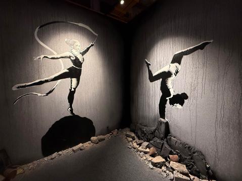 Banksy sprymaalasi Ukrainaan seitsemän muraalia, muun muassa pääkaupunkiin Kiovaan, Irpiniin sekä Venäjän pommituksista pahoin kärsineeseen Borodiankaan.