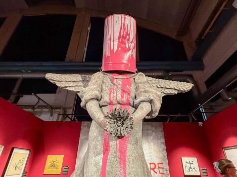 Banksy toteutti Angel Bust -veistoksen osana Bristo Museumin salassa suoritettua haltuunottoa vuonna 2009. Lopputuloksena syntyi näyttely Banksy vs. Bristol Museum, joka houkutteli galleriaan satojatuhansia kävijöitä. Angel Bust jätettiin museon kokoelmiin.
