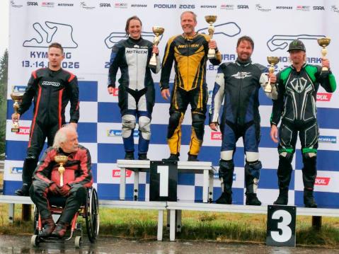 Sunnuntain osakilpailun podium: Peetu Paavilainen, Markku Artiola, Jaana Soppa, Tero Manninen, Jari Nikkanen ja Jari-Pekka Rahkonen.