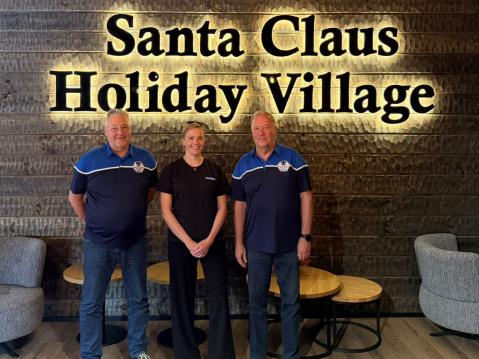 Jukka, Susanna ja Jari Santa Claus Holiday Villagen kongressitilassa