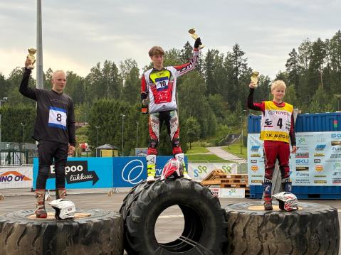 Kuvassa X-Trialin TR3 luokan Suomen Cup-voittokolmikko. Kuva Jörgen Nylund.