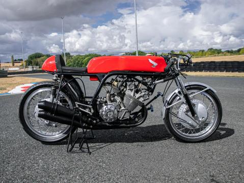 Mike Hailwoodin 1966 MM-Honda RC173. Kuva Iconic Auctioneers.