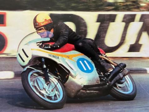 Mike Hailwood vauhdissa vuoden 1966 MM-Hondallaan. Kuva Iconic Auctioneers.