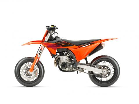 Vuosimallin 2027 KTM 450 SMR supermoto.