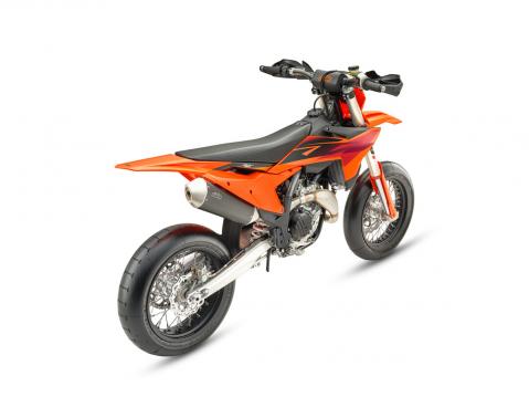 Vuosimallin 2027 KTM 450 SMR supermoto.
