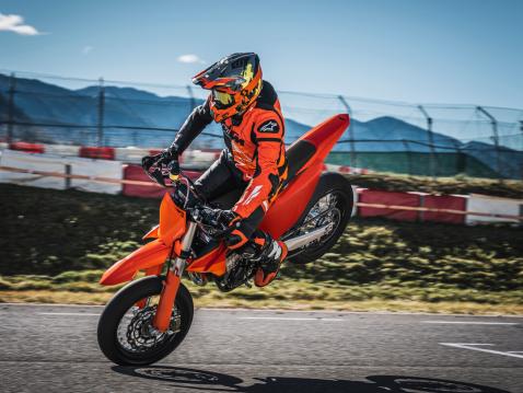 Vuosimallin 2027 KTM 450 SMR supermoto.