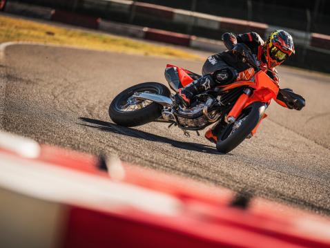 Vuosimallin 2027 KTM 450 SMR supermoto.