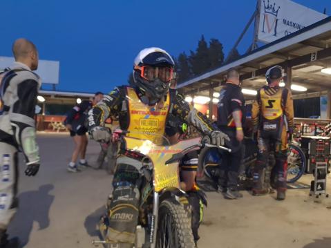 Kuvassa Jesse Mustonen valmiina erään Avestan illassa. Kuva Aake / Must One's Racing Team.