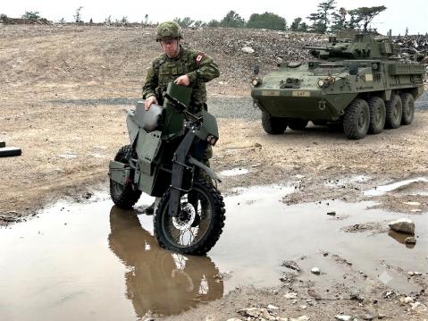Dispatch kestää pakkasta ja kuumuutta. Ajomatka kolmen vaihdettavan akun turvin jopa 200 km latauksella.