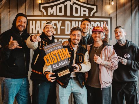 Creators Custom Clash -kustomointikilpailun voittaja Jack NBC ja hänen H-D Breakoutinsa rakentaneen Harley-Davidson Legnanon tiimi.