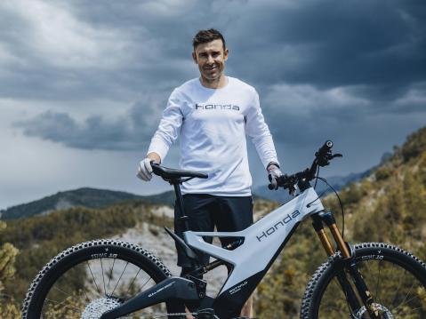 Hondan uusi e-MTB Prototype ja Toni Bou.