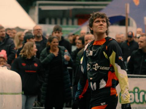 Zac Alsop vuoroaan odottamassa. Epäuskoa?