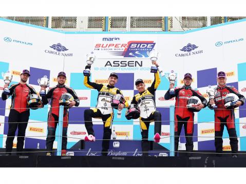 Pekka ja Adam podiumilla. Kuva Mark Walters.
