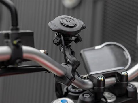 Quad Lockin Handlebar Mount Pro Adjustable -ohjaustangokiinnike voidaan varustaa mm. langattomalla latauksella.