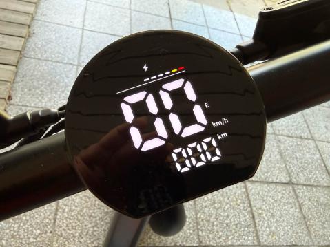 Augment 360. Sähköinen mittaristo on yksinkertainen ja selkeä.