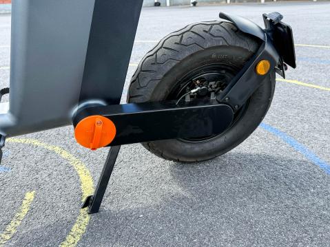 Augment 360. Oranssin kahvan avulla takapyörä taittuu istuimen alle. Pyörän renkaiden sivuvallit ovat normaalia ohuemmat jousitusefektin aikaansaamiseksi.