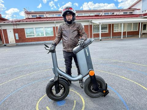 Augment 360:n takapyörän voi kätevästi kääntää takaistuimen alle, jolloin pyörä mahtuu pieneenkin hissiin ja vaikka olohuoneen nurkkaan tai eteiseen.