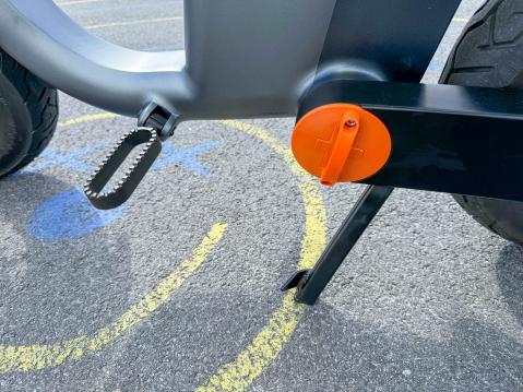 Augment 360:n sivuseisontatuessa on katkaisin. Mopo ei toimi, jos yrittää lähteä ajamaan sivuseisontatuki alhaalla.