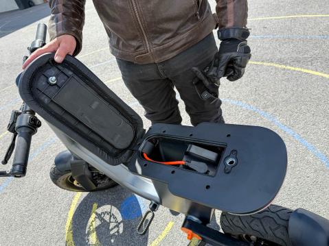 Augment 360:n akkukotelo sijaitsee istuimen alla ja sinne mahtuu kerralla kaksi 5,2 kg:n painoista akkua.