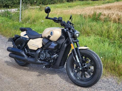 Benelli Leoncino 400 Bobber.