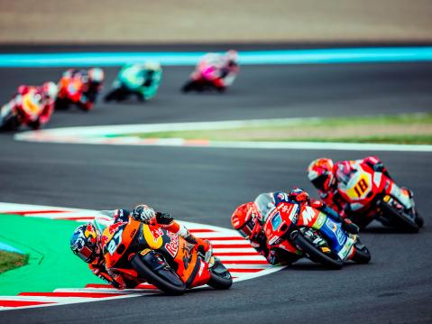 #27 Rico Salmelalla, #6 Ryusei Yamanakalla ja #18 Matteo Bertellella oli reilu johto takana tulleisiin.