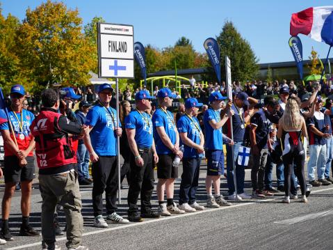 Junioreiden Supermoto-maajoukkue kilpailun avajaisissa. Kuva Noora Ahlqvist.