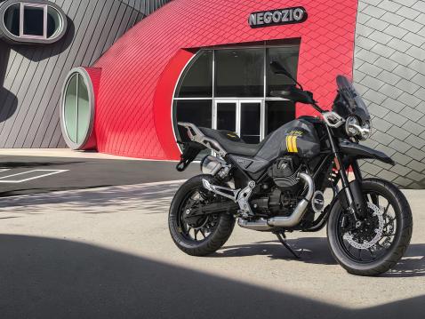 Moto Guzzi V85 Strada. 105-vuotisjuhlamalli.