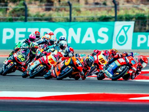 Tiukassa nipussa #6 Ryusei Yamanaka, #18 Matteo Bertelle, #27 Rico Salmela, #78 Joel Esteban ja #64 David Muñoz.