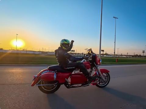 Harley-Davidson matkassa kahden suihkumoottorin työntövoiman turvin. Kuskina Sean.