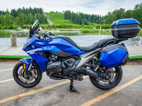 BMW R 1300 RS. Kuva Antti Tuomela. Bemu on varsin tasapainoinen kokonaisuus. Sen akselivali on pidempi kuin Kawan.