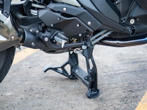 BMW R 1300 RS:n keskiseisontatuki on lisävaruste. Kuva Antti Tuomela.