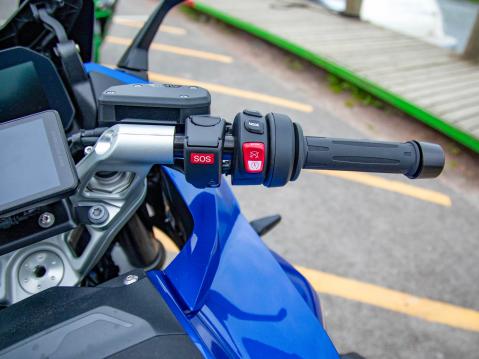 BMW R 1300 RS:n oikea kahva ja SOS-takaisinsoittotoiminto. Kuva Antti Tuomela.