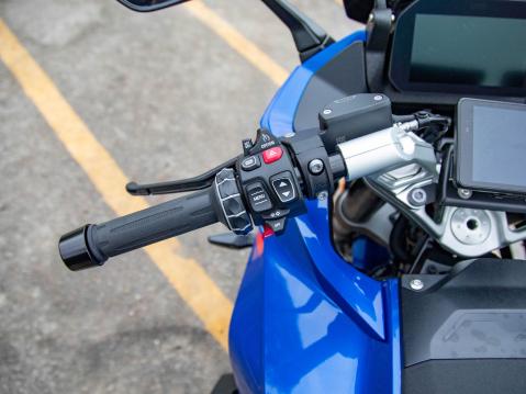BMW R 1300 RS:n vasen kahva toimintapainikkeineen ja -rullineen. Kuva Antti Tuomela.