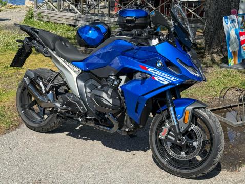 BMW R 1300 RS on tyylikkään näköinen ilman laukkujakin.