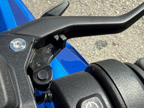 BMW R 1300 RS:n kahvojen etäisyys on säädettävissä.