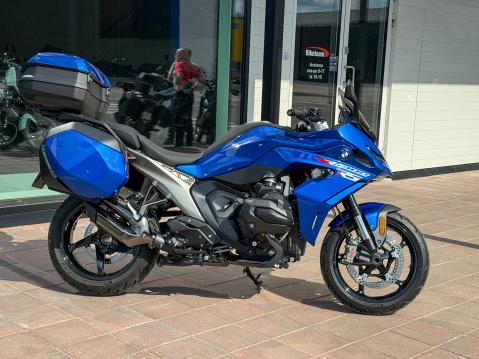 BMW R 1300 RS odottamassa vertailun alkua BikeTeamin pihassa Tampereella.