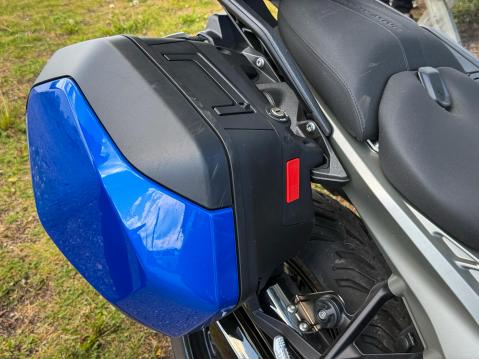BMW R 1300 RS:n laukut ovat kookkaan näköisiä, mutta niiden tilavuus on pienhkö.