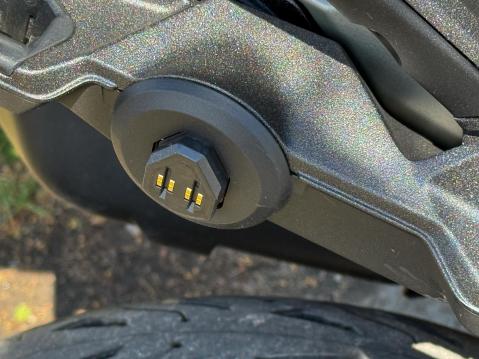 BMW R 1300 RS:n tehdaslisavarusteena toimitettaviin laukkuihin kuuluu virtapistoke. Laukuissa on sisävalo ja USB-C-latausliitäntä