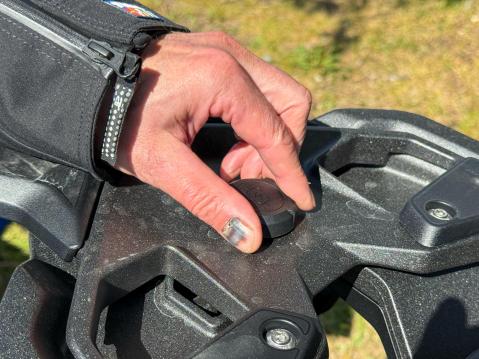 BMW R 1300 RS. Jos laukut otetaan pois, on virtapistokkeisiin asetettava suojukset siksi aikaa, kun ajetaan ilman laukkuja.