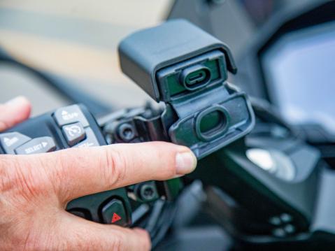 Kawasaki Ninja 1100SX SE:n USB-C-virtaliitin on vähän jälkiasennetun näköinen. Kuva Antti Tuomela.