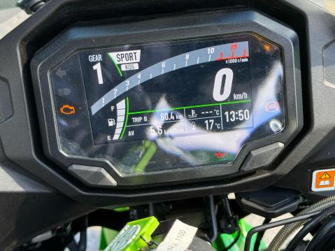 Kawasaki Ninja 1100SX SE:n mittaristo on selkeä ja laadukas, muttei pärjää Bemarin vastaavalle.