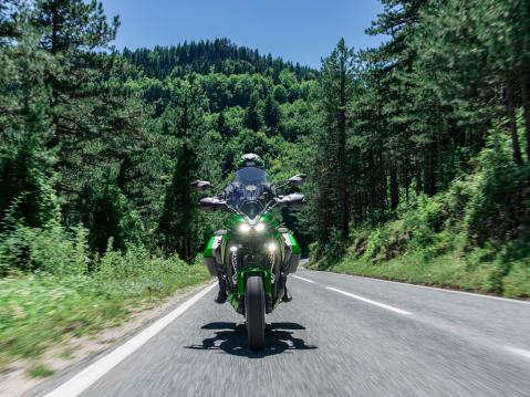 Kawasaki Versys 900 vuosimallia 2027.
