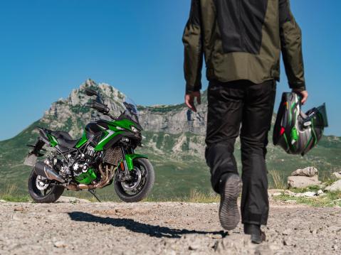 Kawasaki Versys 900 vuosimallia 2027.